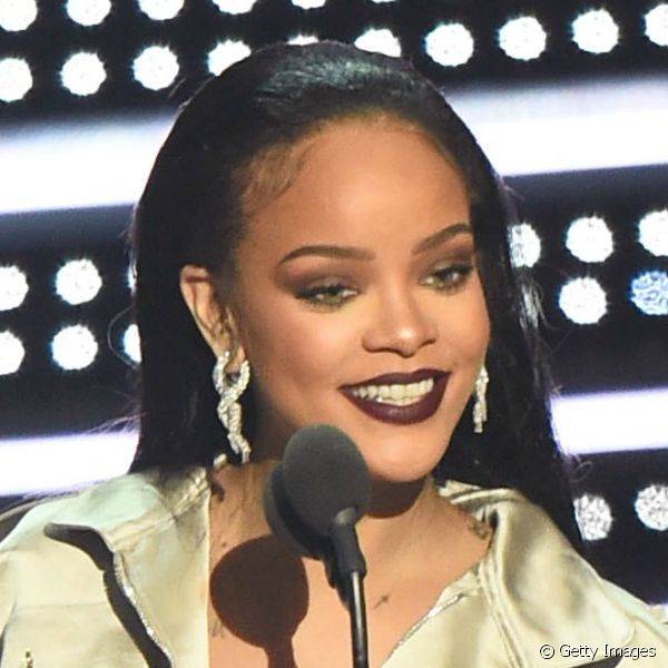 Rihanna brilhou ao recebeu o seu prêmio com um batom vinho bem poderoso